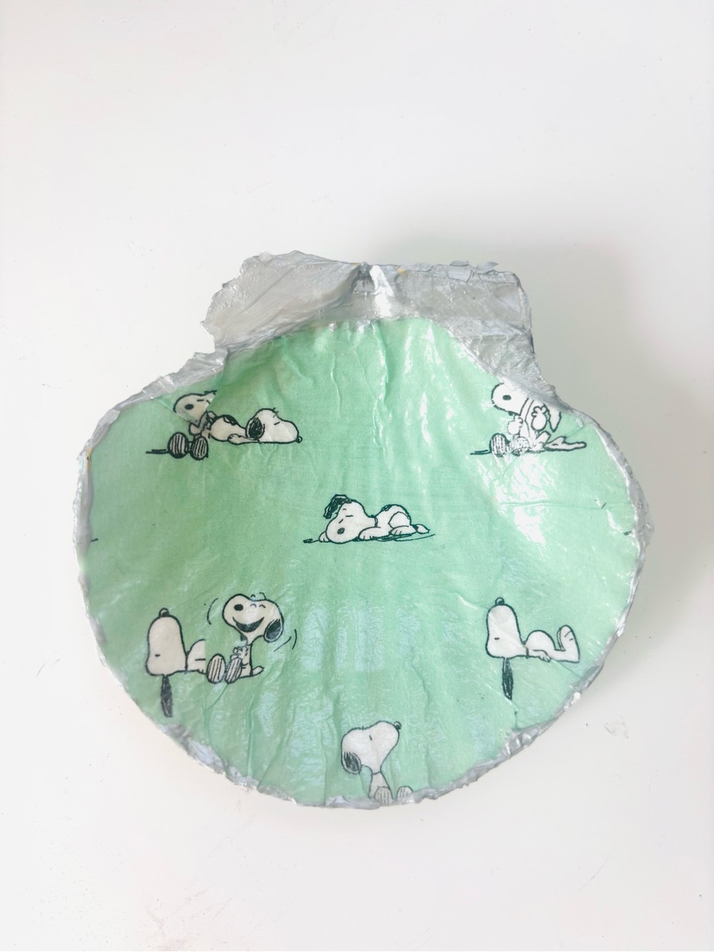 Handmade scallop seashell trinket dish with snoopy decoupage design - Picture 3 of 4